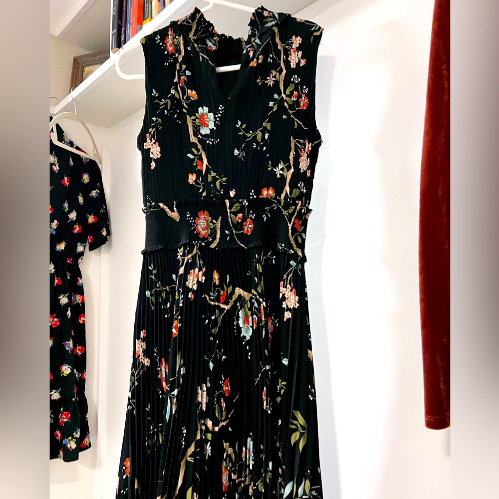 Cute dress NEVER worn. Floral super slimming dress!